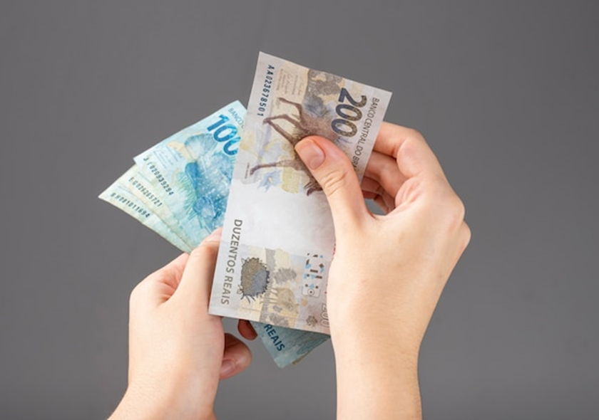 Da mesma forma que o salário mínimo é reajustado anualmente, todos os salários devem passar por uma revisão a cada ano. O objetivo é protegê-los da perda de poder de compra provocada pelos aumentos dos preços. A discussão do índice desse reajuste é uma das pautas das negociações entre representantes de empregados e empregadores, na chamada data-base de cada categoria. Outros itens, como ampliação de benefícios e mudança nas regras para acordos coletivos, também podem ser discutidos nesse momento. O produto dessa negociação deve ser registrado e homologado em um documento chamado Acordo Coletivo de trabalho - ACT (Sindicato profissional e empresa) e Convenção Coletiva de Trabalho – CCT (Sindicato profissional e Sindicato Patronal), previsto no artigo 611 da lei da Consolidação das Leis de Trabalho (CLT). “Art. 611 – Convenção Coletiva de Trabalho é o acordo de caráter normativo, pelo qual dois ou mais Sindicatos representativos de categorias econômicas e profissionais estipulam condições de trabalho aplicáveis, no âmbito das respectivas representações, às relações individuais de trabalho.” (Redação dada pelo Decreto-lei nº 229, de 28.2.1967). CLT - “Art. 10. Os salários e as demais condições referentes ao trabalho continuam a ser fixados e revistos, na respectiva data-base anual, por intermédio da livre negociação coletiva.” Cada categoria tem uma data base diferente. Isso significa que o reajuste estipulado sempre valerá a partir da data base. O dado reforça a importância de sindicatos fortalecidos e apoiados por seus representados na luta em busca de melhores condições de salários e trabalho. Faça sua parte, sindicalize-se!